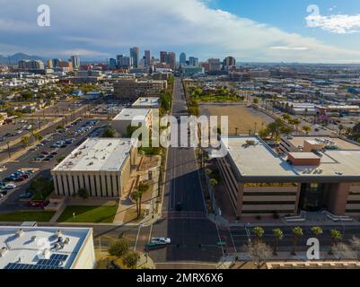 Die Skyline der Innenstadt von Phoenix aus der Vogelperspektive auf der Washington Street vom Capitol in Phoenix, Arizona, Arizona, Arizona, USA. Stockfoto