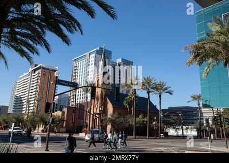 Tempe, Arizona, USA - 4. Januar 2022: Fußgänger überqueren eine Straße im Herzen der Innenstadt von Tempe. Stockfoto