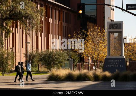 Tempe, Arizona, USA - 4. Januar 2022: Studenten gehen auf dem Campus der Arizona State University in der Innenstadt spazieren. Stockfoto