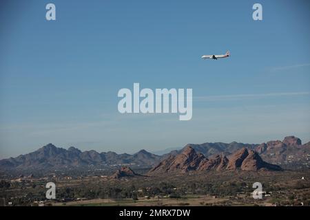 Tempe, Arizona, USA - 4. Januar 2022: Ein Jet von American Airlines fliegt über Tempe Arizona auf dem Abstieg zum Sky Harbor International Airport. Stockfoto