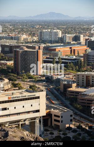 Tempe, Arizona, USA - 4. Januar 2022: Die Nachmittagssonne scheint auf der Skyline der Innenstadt von Tempe. Stockfoto