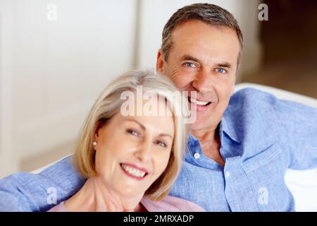 Ein attraktives Seniorenpaar, das Zeit miteinander verbringt. Nahaufnahme eines attraktiven Seniorenpaares, das Zeit zusammen verbringt. Stockfoto