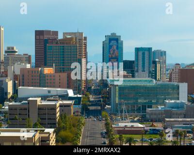 Die Skyline der Innenstadt von Phoenix aus der Vogelperspektive auf der Washington Street vom Capitol in Phoenix, Arizona, Arizona, Arizona, USA. Stockfoto