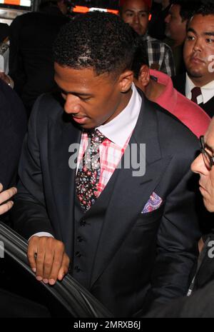 Mariah Carey und Nick Cannon wurden von Fans und Fotografen bedrängt, als sie die 12. jährlichen BMI Urban Music Awards zu Ehren von Mariah Carey im Saban Theatre verließen. 7. September 2012 Stockfoto