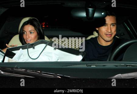 Schauspieler Mario Lopez und Freundin Courtney Mazza kaufen bei Armani Exchange am Robertson Blvd. Und während Mario drin ist, nimmt er sich eine Minute Zeit, um einen freundlichen Hund zu streicheln. Los Angeles, Kalifornien. 03/04/10. . Stockfoto