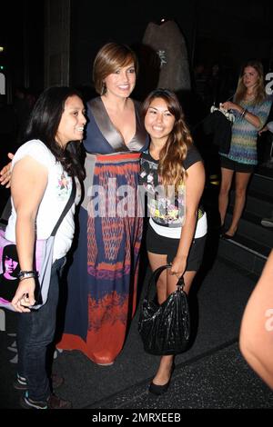 Mariska Hargitay posiert mit einigen Fans für Fotos. Sie nahm auch an der Premiere von „The Love Guru“ am Abend Teil. Los Angeles, Kalifornien. 6/11/08. Stockfoto