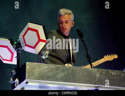 EXKLUSIV!! Der englische Gitarrist, Musikproduzent und Tonträger Mark Ronson zeigt sein blond-graues, gepflegtes Haar in Platinum, während er live in der Belfast Waterfront Hall als Mark Ronson und Business Intl. Auftritt. Ronson spielte Synthesizer-Trommeln und Gitarre, während er auf einer beleuchteten und erhöhten Bühne stand, während seine Bandkollegen unten auftraten. Belfast, IRL. 09/19/10. Stockfoto