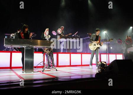 EXKLUSIV!! Der englische Gitarrist, Musikproduzent und Tonträger Mark Ronson zeigt sein blond-graues, gepflegtes Haar in Platinum, während er live in der Belfast Waterfront Hall als Mark Ronson und Business Intl. Auftritt. Ronson spielte Synthesizer-Trommeln und Gitarre, während er auf einer beleuchteten und erhöhten Bühne stand, während seine Bandkollegen unten auftraten. Belfast, IRL. 09/19/10. Stockfoto