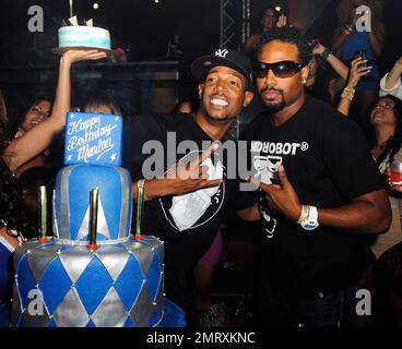 Marlon Wayans wird von seinem Bruder Sean Wayans, DJ Affect und DJ LS One begleitet, während er seinen 39. Geburtstag im Mansion Nachtclub in Miami Beach, FL, feiert. 28. Juli 2011. Stockfoto