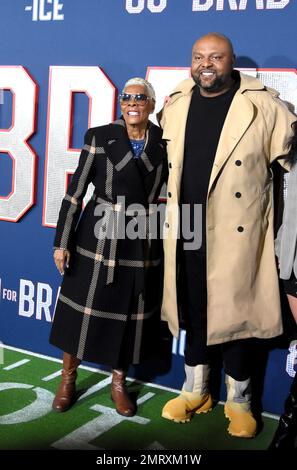 Los Angeles, Kalifornien, USA 31. Januar 2023 Singer Dionne Warwick und der Sohnemusiker Damon Elliott nehmen am 31. Januar 2023 im Regency Village Theatre in Los Angeles, Kalifornien, USA, am Los Angeles Premiere Screening of Paramount Pictures' „80 for Brady“ Teil. Foto: Barry King/Alamy Live News Stockfoto