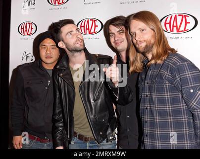 Gene Hong, Sam Farrar, Adam Levine und James Valentine von Maroon 5 posieren für Fotografen im Haze Nightclub bei ARIA vor ihrer Vorstellung im Club. Die mit dem Grammy Award ausgezeichnete Band bereitet sich auf ihre neueste Europatour vor, um ihr neuestes Album Hands Over zu unterstützen. Las Vegas, Nevada 01/08/11. Stockfoto