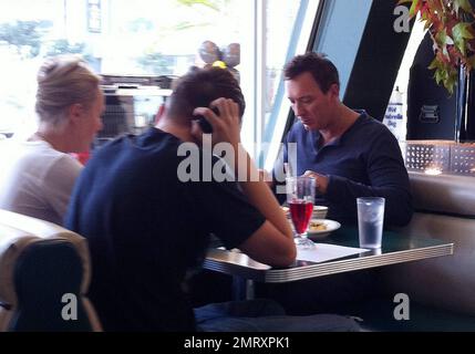 EXKLUSIV!! Der Star und Schauspieler Martin Kemp aus Spandau serviert ein Familienfrühstück in Mel's Diner auf dem Sunset Strip mit Frau Shirlie Holliman und Sohn Roman. Der bodenständige Schauspieler genoss ein schnelles Frühstück und ging dann mit Frau Shirlie am Steuer in einen kleinen Toyota Saloon. Los Angeles, CA 10/24/2010 Stockfoto