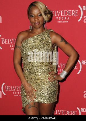 Mary J Blige kommt zur Belvedere Red Special Edition Party. Sie trat auf der privaten Veranstaltung vor der Grammy auf, um die Partnerschaft von Belvedere und Red zu feiern. Die Veranstaltung ist die erste einer Reihe von Aktivitäten von Belverdere Red, um Erlöse für den Global Fund zu sammeln, den weltweit führenden Finacier von Programmen zur Bekämpfung von HIV/AIDS in Afrika. Los Angeles, Kalifornien. 9. Februar 2012 Stockfoto