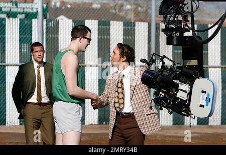 Exklusiv!! Der Marshall-Basketballspieler Mark Patton, Mitte, wird von Matthew McConaughey, rechts, gebeten, Jack Lengyel und Matthew Fox, links, mit Red Dawson zu porträtieren, um für die Fußballmannschaft während der Dreharbeiten von "We Are Marshall" am Dienstag, 4. April 2006, in der Nähe der Twin Towers auf dem Marshall-Campus in Huntington, W.VA, auszuprobieren Patton, ein gebürtiger Barboursville, porträtiert einen 1971 Marshall-Basketballspieler, der gebeten wurde, Fußball zu spielen, nachdem 1970 75 Mitglieder der Huntington-Gemeinschaft und der Fußballmannschaft der Schule getötet wurden. Stockfoto