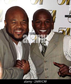 Sieht dieser Mann aus, als hätte er sich geprügelt? Floyd Mayweather Jr. hatte keine Spuren, um zu zeigen, dass er gerade 12 Runden im Ring gegen Juan Manuel Marquez hinter sich hatte, als er nach dem Boxkampf im Studio 54 im MGM Grand feierte. Mayweather, der den Kampf nach fast zwei Jahren Ruhestand gewonnen hat, behielt seinen unschlagbaren Rekord (40-0, 25 Kos) im Non-title-Spiel intakt. Las Vegas, Nevada 9/19/09. Stockfoto