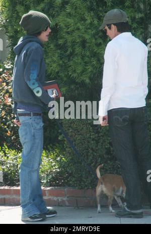 Exklusiv!! Rachel McAdams versucht, mit einem schäbigen Outfit unbemerkt zu bleiben, als sie mit einem kumpel bei Ed's in West Hollywood, Kalifornien, zu Mittag aß. 3/19/08. Stockfoto