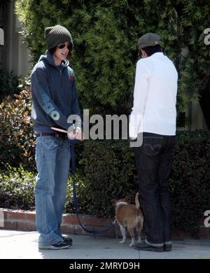 Exklusiv!! Rachel McAdams versucht, mit einem schäbigen Outfit unbemerkt zu bleiben, als sie mit einem kumpel bei Ed's in West Hollywood, Kalifornien, zu Mittag aß. 3/19/08. Stockfoto