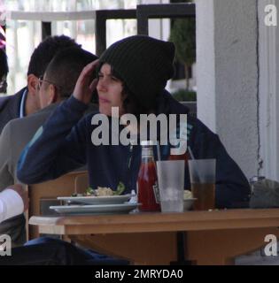 Exklusiv!! Rachel McAdams versucht, mit einem schäbigen Outfit unbemerkt zu bleiben, als sie mit einem kumpel bei Ed's in West Hollywood, Kalifornien, zu Mittag aß. 3/19/08. Stockfoto