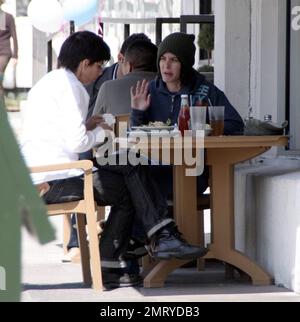 Exklusiv!! Rachel McAdams versucht, mit einem schäbigen Outfit unbemerkt zu bleiben, als sie mit einem kumpel bei Ed's in West Hollywood, Kalifornien, zu Mittag aß. 3/19/08. Stockfoto