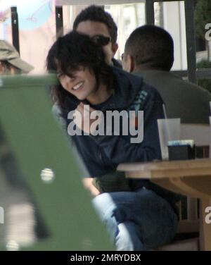 Exklusiv!! Rachel McAdams versucht, mit einem schäbigen Outfit unbemerkt zu bleiben, als sie mit einem kumpel bei Ed's in West Hollywood, Kalifornien, zu Mittag aß. 3/19/08. Stockfoto