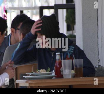 Exklusiv!! Rachel McAdams versucht, mit einem schäbigen Outfit unbemerkt zu bleiben, als sie mit einem kumpel bei Ed's in West Hollywood, Kalifornien, zu Mittag aß. 3/19/08. Stockfoto