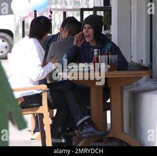 Exklusiv!! Rachel McAdams versucht, mit einem schäbigen Outfit unbemerkt zu bleiben, als sie mit einem kumpel bei Ed's in West Hollywood, Kalifornien, zu Mittag aß. 3/19/08. Stockfoto