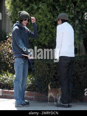 Exklusiv!! Rachel McAdams versucht, mit einem schäbigen Outfit unbemerkt zu bleiben, als sie mit einem kumpel bei Ed's in West Hollywood, Kalifornien, zu Mittag aß. 3/19/08. Stockfoto