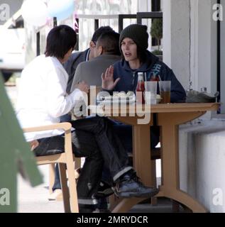 Exklusiv!! Rachel McAdams versucht, mit einem schäbigen Outfit unbemerkt zu bleiben, als sie mit einem kumpel bei Ed's in West Hollywood, Kalifornien, zu Mittag aß. 3/19/08. Stockfoto