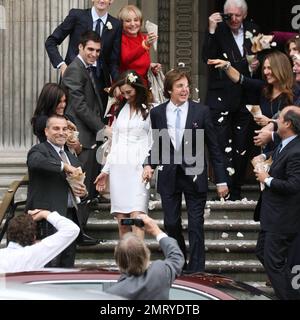 Sir Paul McCartney und Nancy Shevell vor dem Marylebone Registry Office nach ihrer Hochzeitszeremonie. London, Großbritannien. 9. Oktober 2011. Stockfoto