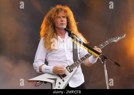 Dave Mustaine von der amerikanischen Heavy-Metal-Band Megadeth spielt live beim Download Festival 2010 im Donington Park in Derby. Megadeth, der 1983 gegründet wurde, nachdem der Gitarrist und Sänger Dave Mustaine die Heavy Metal Band Metallica verließ, arbeitet derzeit an ihrem Studioalbum für 13., das 2011 veröffentlicht werden soll. Derby, Großbritannien. 06/12/10. Stockfoto