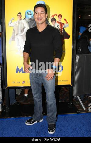 Mario Lopez betritt den blauen Teppich bei der Premiere von DreamWorks Animations „Megamind“ auf der Mann Chinese 6, wo einige Gäste sich anlässlich von Halloween in Kostümen verkleiden. Los Angeles, Kalifornien. 10/30/10. Stockfoto