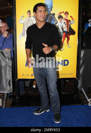 Mario Lopez betritt den blauen Teppich bei der Premiere von DreamWorks Animations „Megamind“ auf der Mann Chinese 6, wo einige Gäste sich anlässlich von Halloween in Kostümen verkleiden. Los Angeles, Kalifornien. 10/30/10. Stockfoto