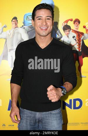 Mario Lopez betritt den blauen Teppich bei der Premiere von DreamWorks Animations „Megamind“ auf der Mann Chinese 6, wo einige Gäste sich anlässlich von Halloween in Kostümen verkleiden. Los Angeles, Kalifornien. 10/30/10. Stockfoto