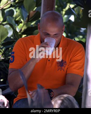 Mel B und mein Mann Stephen Belafonte genießen einen entspannenden Nachmittag mit Pool-Hopping in South Beach. Miami, Florida 3/23/10. . Stockfoto