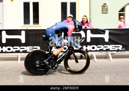 Budapest, 07. Mai 2022. Radfahrer im Individualversuch beim Giro d'Italia 105.-Fahrradrennen. Sstrait-Lauf mit hoher Geschwindigkeit. Weich verschwommener Hintergrund Stockfoto