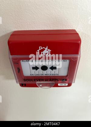 Eine Nahaufnahme einer Feueralarm-Pressemaschine in einem Krankenhaus Stockfoto