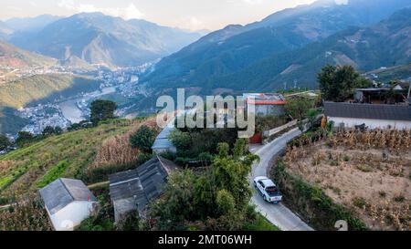 Lushui, Chinas Provinz Yunnan. 21. Okt. 2022. Yang Mingjin fährt ein Auto, um einen kostenlosen Film in Luzhang Stadt Lushui City, Lisu Autonomous Prefecture of Nujiang, Southwest China's Yunnan Province, 21. Oktober 2022 zu projizieren. ZUM Beispiel „Profil: Reifenhändler beleuchtet die Berge mit Filmen“. Kredit: HU Chao/Xinhua/Alamy Live News Stockfoto