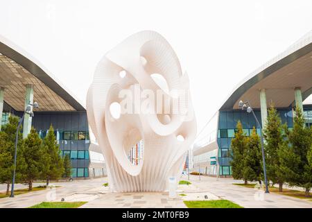 Skulpturenbau Minima Maxima, Vorderansicht. Straßeninstallation durch den New Yorker Architekten Mark Fornes. EXPO 2017 Ausstellungsbereich. Astana (Nur-Sultan Stockfoto