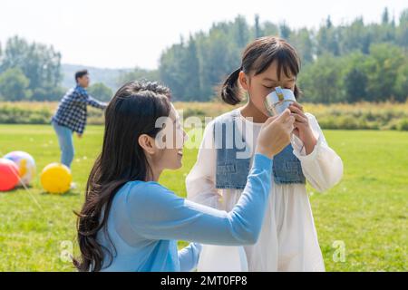 Die Familie, die im Camp spielt Stockfoto