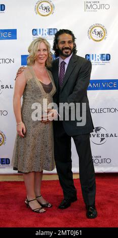 John Ortiz und seine Frau kommen im Lincoln Theatre zur Miami Vice East Coast Premiere an. Miami Beach, FL 7/25/06 Stockfoto