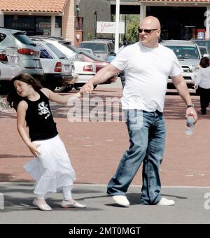 Michael Chiklis verbringt den Mothers Day mit seinen beiden Töchtern Autumn und Odessa und seiner Frau Michelle in Malibu, ca. Chiklis' jüngste Tochter Odessa hatte so eine gute Zeit, sie wollte nicht nach Hause kommen Zeit und hatte ein Tauziehen mit ihrem Vater. 14/06 Stockfoto