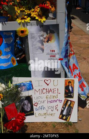 An seinem 51. Geburtstag versammeln sich die Fans des verstorbenen Popsängers Michael Jackson, der am 25. Juni 2009 verstarb, an seiner Grabstätte und seinem Star auf dem Hollywood Walk of Fame. Fans hinterließen handgemachte Karten und Blumen auf dem Glendale Forest Lawn Cemetery, wo Jackson begraben ist, und bei seinem Stern vor dem berühmten Grauman's Chinese Theatre. Alle, die sich versammelten, waren bei guter Laune und es gab sogar eine Neuheit auf dem Walk of Fame, als Passanten mit einem Michael Jackson Imitator fotografiert wurden. Nach Berichten von Jacksons Kindern, Sohn Prinz Michael I., 13, D. Stockfoto