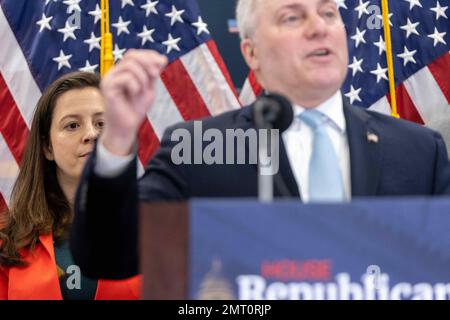 Die Vertreterin der Vereinigten Staaten Elise Stefanik (Republikaner von New York) sieht als Mehrheitsführer Steve Scalise (Republikaner von Louisiana) während einer Pressekonferenz im Capitol in Washington, D.C., USA, Dienstag, 31. Januar, 2023. Foto: Julia Nikhinson/CNP/ABACAPRESS.COM Stockfoto