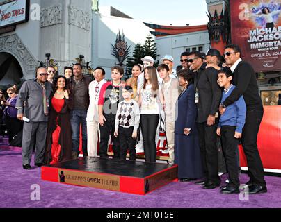 Prinz Michael, Blanket und Paris Jackson hatten die Ehre, ihren Vater, König von Pop Michael Jackson, bei einer Hand- und Fußabdruck-Zeremonie im Grauman's Chinese Theatre zu verewigen. Paris unterschrieb Michaels Namen und prägte seinen Handschuh, während ihre Brüder Prince und Blanket den Schuh ihres Vaters prägten. Justin Bieber, Quincy Jones, Chris Tucker, Smokey Robinson, Debbie Allen und die Familie Jackson waren anwesend, um das Leben von Michael Jackson zu feiern und zu ehren. Die Zeremonie findet vor der Premiere von Michael Jacksons „The Unstertal“ World Tour vom Cirque du Soleil statt, der im St. Stockfoto