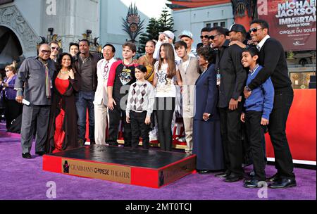 Prinz Michael, Blanket und Paris Jackson hatten die Ehre, ihren Vater, König von Pop Michael Jackson, bei einer Hand- und Fußabdruck-Zeremonie im Grauman's Chinese Theatre zu verewigen. Paris unterschrieb Michaels Namen und prägte seinen Handschuh, während ihre Brüder Prince und Blanket den Schuh ihres Vaters prägten. Justin Bieber, Quincy Jones, Chris Tucker, Smokey Robinson, Debbie Allen und die Familie Jackson waren anwesend, um das Leben von Michael Jackson zu feiern und zu ehren. Die Zeremonie findet vor der Premiere von Michael Jacksons „The Unstertal“ World Tour vom Cirque du Soleil statt, der im St. Stockfoto