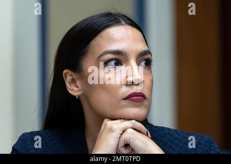 Vertreter der Vereinigten Staaten Alexandria Ocasio-Cortez (Demokrat von New York) während einer Sitzung des US House Committee on Oversight and Accountability in Washington, D.C., USA, Dienstag, Januar 31; 2023. Foto: Julia Nikhinson/CNP/ABACAPRESS.COM Stockfoto