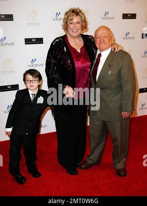 Mickey Rooney und seine Frau Jan kommen im Beverly Hilton Hotel für „Forever Michael“ an, eine Gedenkveranstaltung zur Feier des Lebens des legendären Popsängers Michael Jackson, der am 25. Juni 2009 unerwartet an Herzversagen, schockierenden Fans, Familie und Freunden vorbeigekommen ist. Los Angeles, Kalifornien. 06/26/10. Stockfoto