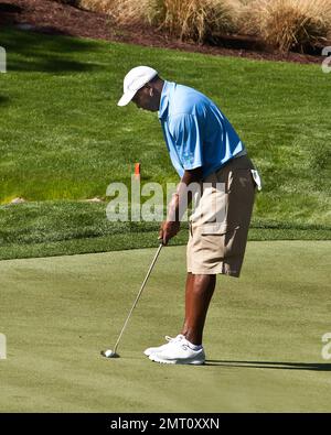 Michael Jordan spielt bei seinem 10. Jährlichen Michael Jordan Celebrity Invitational Golfturnier, das vom 31. März bis 3. April auf dem Shadow Creek Golf Course stattfindet. In einem blauen Jordan Brand Golfshirt und einer braunen Shorts sah Michael entspannt und glücklich aus, als er teilnahm. Las Vegas, Nevada 03/31/11. Stockfoto