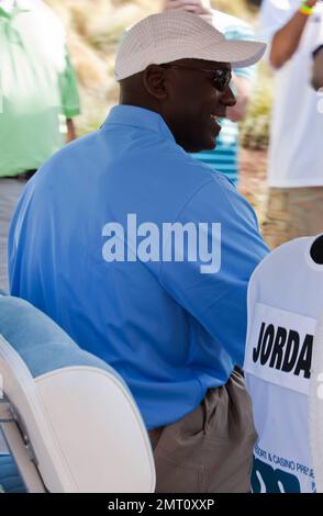 Michael Jordan spielt bei seinem 10. Jährlichen Michael Jordan Celebrity Invitational Golfturnier, das vom 31. März bis 3. April auf dem Shadow Creek Golf Course stattfindet. In einem blauen Jordan Brand Golfshirt und einer braunen Shorts sah Michael entspannt und glücklich aus, als er teilnahm. Las Vegas, Nevada 03/31/11. Stockfoto