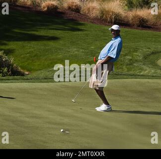 Michael Jordan spielt bei seinem 10. Jährlichen Michael Jordan Celebrity Invitational Golfturnier, das vom 31. März bis 3. April auf dem Shadow Creek Golf Course stattfindet. In einem blauen Jordan Brand Golfshirt und einer braunen Shorts sah Michael entspannt und glücklich aus, als er teilnahm. Las Vegas, Nevada 03/31/11. Stockfoto